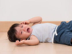 Tenangkan Diri Dulu, Ini Langkah Awal Saat Anak Tantrum